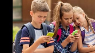 Peringatan dari Ilmuwan: Jangan berikan anak Anda Smartphone sebelum Usia 13 Tahun!