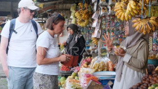 Bule Berburu Pisang di Pasar Lokal, Ending-nya Bikin Ngakak!