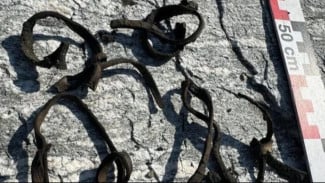 Es yang Mencair di Norwegia Mengungkap Potongan Kekang Kuda Beban Zaman Viking Satu-satunya di Dunia