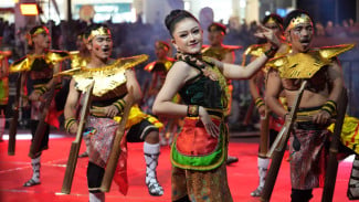 FESTIVAL KENTHONGAN BANYUMAS: Meriah, Puluhan Ribu Penonton Tumpah Ruah di Jalan Soedirman