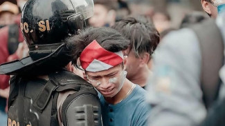 Tawa di Tengah Gas Air Mata: Momen Kocak dan Akrab Demo 28–30 Agustus 2025 yang Mengharukan