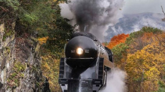 Kereta Uap Vintage Meluncur Melintasi Lembah Shenandoah di Musim Gugur