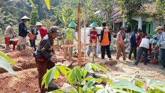 Heboh di Brebes, Serentak Relawan Salem Bangun Rumah Sehat Semi Permanen untuk Warga Tidak Mampu