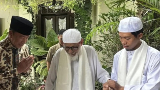 Momen Langka:  Jokowi Cium Tangan Abu Bakar Ba'asyir di Solo menjadi Sorotan Publik