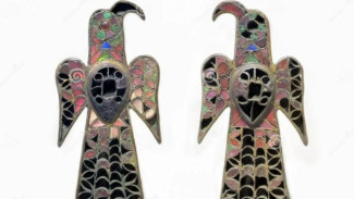 Kilau 1.500 Tahun: Bros Elang Bertatahkan Permata, Perhiasan Wanita Visigoth