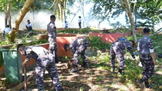 TNI AL Gelar Kerja Bakti Massal di Pantai Samau Biak Sambut HUT ke-80