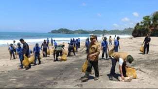 Aksi Bersih Pantai Bajul Mati: Perhutani KPH Malang dan Warga Wujudkan Wisata Ramah Lingkungan