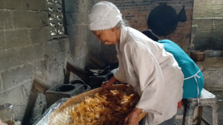 Usaha Rumahan Emping Melinjo Magelang, Jawa Tengah, Cita Rasa Khas Makanan Camilan Lokal