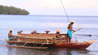 FESTIVAL PESONA RAJA AMPAT 2025 Dimeriahkan Lomba Perahu Hias Warna-Warni