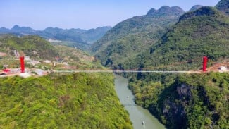 Jembatan Kaca di Tiongkok: Cocok untuk Anda yang Suka Ketinggian yang Mengguncang Perut