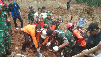 Prajurit TNI Angkatan Darat dalam 1001 Personel Gabungan Bantu Korban Bencana di Cibeunying.