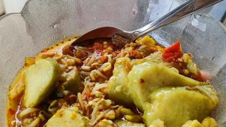 Kuliner Khas Tegal yang Wajib Dicoba: Kupat Bongkok dan Nasi Grombyang