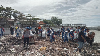 Gerakan Jabar Raksa Sagara: Sinergi TNI AL dan DKP Jabar Bersihkan Pantai Jayanti Cianjur