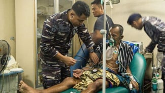 TNI AL Kerahkan Rumah Sakit Kapal KRI dr. Soeharso-990 untuk Tangani Korban Banjir di Aceh