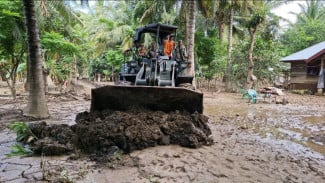 Kodam Iskandar Muda Kerahkan Alat Berat Bersihkan Material Banjir dan Longsor di Bireuen