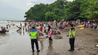 PANTAI UJUNGNEGORO, Batang, Dipadati Ribuan Warga, Manfaatkan Liburan Tahun Baru 2026