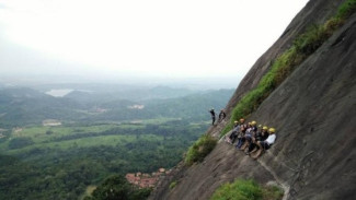 Mount Parang, Destinasi Panjat Tebing Ekstrem dan Wisata Alam Ikonik di Purwakarta
