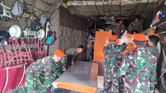 TNI AU Kerahkan Hercules Angkut 12,369 Ton Material Huntara ke Aceh