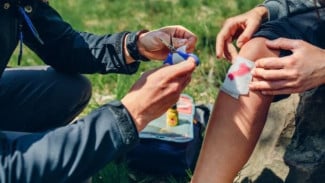 Para Pelancong Sering Menggunakan Pertolongan Pertama yang Umum Digunakan, tetapi Dokter Mengatakan Itu Lebih Berbahaya