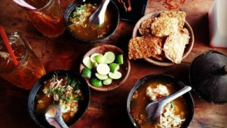 Soto Bathok Mbah Karto: Nikmati Sensasi Soto Tradisional dalam Bathok Kelapa yang Jadi Magnet Kuliner di Jogja