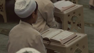 Bolehkah Membaca Al-Qur’an dengan Pengeras Suara Saat Ramadan? Ini Penjelasan Adab dan Batasannya