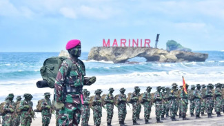 213 Prajurit Muda Resmi Sandang Baret Ungu, Simbol Kehormatan Korps Marinir TNI AL