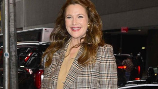 Gaya Unik Drew Barrymore Saat Berlayar: Dari Tradisi Pintu Kamar Hingga Menjadi Ibu Baptis Kapal Mewah