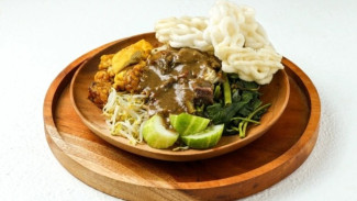 Rujak Cingur Surabaya: Eksplorasi Tekstur Moncong Sapi dalam Balutan Bumbu Petis Udang