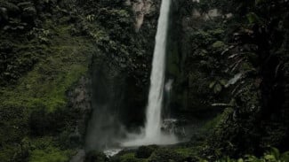 Menjemput Cahaya di Coban Pelangi: Pesona Air Terjun Ikonik di Kaki Semeru