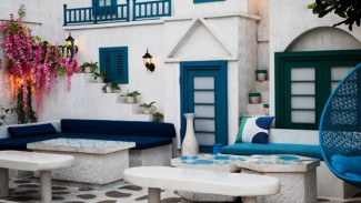 Anetos Coffee and Brunch, Kafe Santorini Instagramable di Semarang