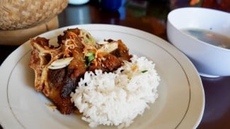 Sop Iga Goreng Banyuwangi: Perpaduan Unik Kuah Hangat dan Daging Renyah