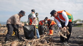 Penanganan Sampah Pantai Bambang Lumajang, Upaya Menjaga Wisata Berkelanjutan Pasca Lebaran