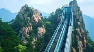 Sensasi Menembus Awan dengan Eskalator Terpanjang di Dunia di Wushan