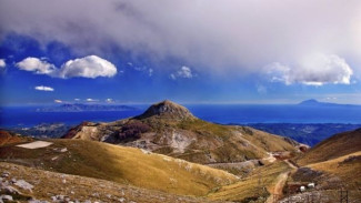 Menelusuri Jejak Mistis Gunung Pangaion: Singgasana Emas dan Legenda Dewa Dionysus