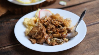 Ketoprak Markotop Tanjung Duren: Rahasia Bumbu Kacang Gurih dan Tahu Kriuk yang Viral di TikTok