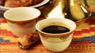 Mengapa Jemaah Haji Harus Mencoba Kopi Gahwa Arab? Kenali Rasa dan Tradisinya.