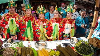 Festival Rujak Uleg Surabaya 2026 yang Pecahkan Rekor MURI Lewat Aksi Uleg Rujak Massal Terbesar