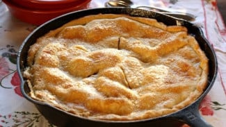 Menemukan Kebahagiaan Lewat Aroma Manis dalam Loyang Apple Pie