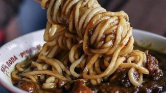 Mie Ayam Tumini: Fenomena Kuah Kental Cokelat yang Selalu Ramai Pengunjung Setiap Hari