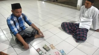 Hukum Sedekah dengan Kotak Amal dan QRIS Saat Khutbah Jumat, Makruh atau Boleh?