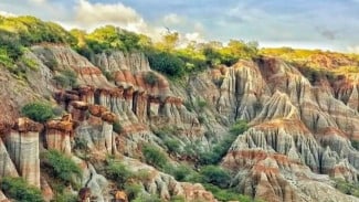 Pesona Kelabba Maja di Pulau Sabu NTT, Tebing Pelangi Warna-Warni dengan Batu Keseimbangan di Atas Bukit