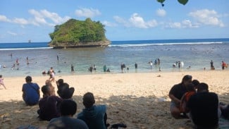 Menelusuri Eksotisme Pantai Teluk Asmara: Destinasi Tersembunyi di Malang Selatan