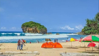 Wisata Jungwok Beach Gunungkidul: Pantai Eksotis dengan Pasir Putih dan Tebing Karang yang Memikat