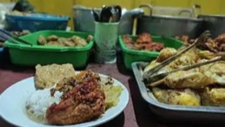 Nasi Teri Pojok Gejayan: Kuliner Malam Murah Meriah Favorit Mahasiswa Yogyakarta