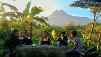 Menikmati Secangkir Kopi di Lereng Gunung Merapi dengan Sensasi Pasir Vulkanik