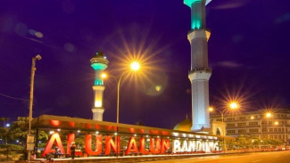 Menapaki Rumput Hijau Berbalut Sejarah: Menengok Wajah Baru Alun-Alun Bandung yang Menawan di Pusat Kota