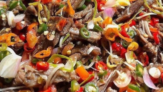 RESEP: Daging Suwir Sambal Matah, Rasanya Gurih Pedas dan Segar untuk Lauk Nasi