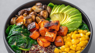 Salmon Quinoa Bowl, Menu Sehat Kaya Omega-3 dan Serat yang Mengenyangkan