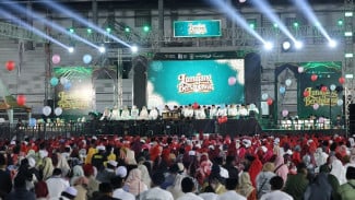 Lumajang Berselawat di Stadion Semeru, Ribuan Jamaah Berdoa dan Dukung UMKM Lokal