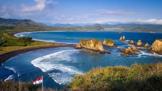 Teluk Love Jember, Pesona Pantai Berbentuk Hati di Tengah Perbukitan Hijau